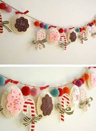 Une guirlande de noël appelée aussi rideau lamelle est une décoration de noël utilisée dans les intérieurs, en particulier sur le sapin de noël, où elle côtoie les boules de noël. Guirlande Noel Diy En Tissu 25 Guirlandes De Noel Chics Et Pas Cheres Elle