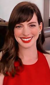 Taglio di capelli bob con frangetta. Anne Hathaway Nuovo Taglio Di Capelli Con La Frangia Lunga