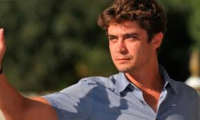 La compagna dell'attore (che angharad wood è già madre di un bambino nato da una precedente relazione, e lei e scamarcio sono legati da circa 2 anni. Riccardo Scamarcio Con La Nuova Fidanzata Somiglia Alla Ex Valeria Golino