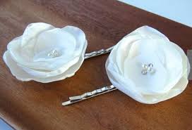 This hair clip would be good to wear while singing the role of carmen. Large Ivory Bridal Flower Hair Clip Wedding Flower Hair Accessory White Flower Hair Clip Bridal Accessories From Ture Beauty 21 87 Dhgate Com