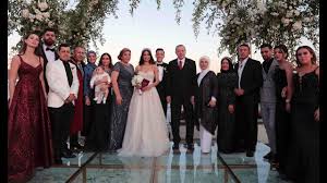 Hier twittere ich themen zum fc bayern, der nationalmannschaft und vieles mehr rund um den fußball. Ozil Hochzeit Trauzeuge Erdogan Schaut Nur Kurz Vorbei Youtube