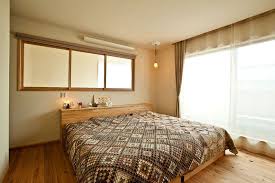 ベッドの上部の窓の大きさが参考になる寝室 自宅で 寝室 一戸建て