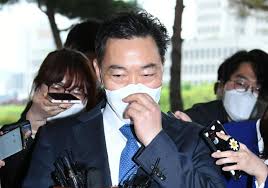 서울중앙지검은 피압수자(한 검사장)의 물리적 방해 행위 등으로 담당 부장검사(정 부장검사)가 넘어져 현재 병원 진료 중이라고 주장했다. K7gzfjafuo64m