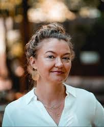 Lisa Lemley's Instagram, Twitter & Facebook