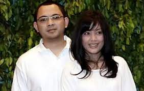 Pada usia 17 tahun, mereka nekat bersanggama di luar nikah. Lulu Tobing Melahirkan Di Rs Medistra