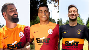 Galatasaray ve nike markalarının güçlerini birleştirmesi ile ortaya çıkan eşsiz giyim koleksiyonu gsstore'da seni bekliyor. Galatasaray 2021 2022 Yeni Sezon Formalari Galatasaray Formasi Fiyati Ne Kadar Kac Tl