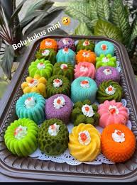 Bolu kukus mini warna warni adalah kue yang lezat dan menarik. Berikut adalah resep bolu kukus mini warna warni yang bisa kamu coba: *Bahan-bahan:* - 200 gram tepung terigu - 100 gram