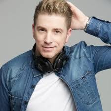 Lee Stark's Instagram, Twitter & Facebook