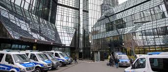 Er saß während der razzia wegen eines älteren rechtsstreits vor. Die Krankheit Der Deutschen Bank