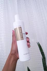 Curly shine curly and wavy hair mask is enriched with silk proteins and carries out a weightless detangling and hydrating action. Curly And Wavy Hair Shampoo Fanola