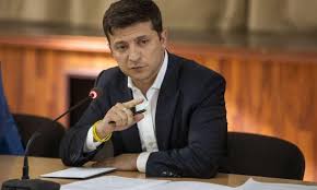 На снимке видно, что зеленский надел поверх белой рубашки бронежилет, а на голову нацепил каску. Zelenskogo Zametili V Voennoj Forme S Cherepom Na Shevrone Moskva Federalpress