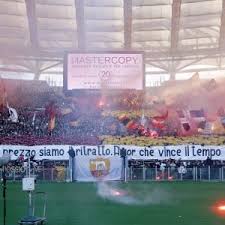 La curva nord risponde allo striscione della curva sud apparso qualche giorno fa in piazza mancini. Derby Di Roma Senza Barriere In Curva Prova Di Maturita Per Il Tifo La Repubblica