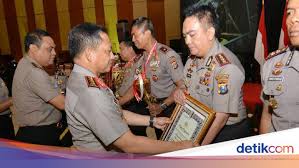 9 smk penerbangan dharma wirawan sdoarjo jl. Kapolri Beri Penghargaan Ke 5 Kapolres Terbaik