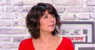 Accompagnée de plusieurs journalistes et consultants autour de sa table, estelle denis reviendra sur l'actualité sportive du jour, notamment du football. L Equipe D Estelle Estelle Denis Explose Les Compteurs Des Audiences Tv Puissantes En Access Pour L Equipe Toutelatele