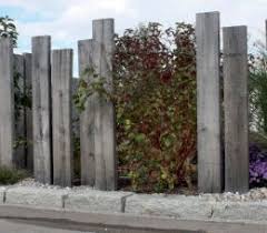 Eichenholzstelen Mit Zwischenbepflanzung Sichtschutz Garten Sichtschutzwand Garten Stelen Garten