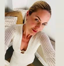 Emine Ün'ün yıllar sonraki geri dönüşü muhteşem oldu: Genç mankenlere  meydan okudu