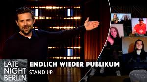 Denn bisher war das witzigste ein ungebetener auftritt von jan böhmermann. Endlich Wieder Live Publikum Late Night Berlin Prosieben Youtube
