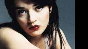 Sai benissimo che una goccia inonda il cielo è così piccolo il mondo che ci osserva sai benissimo che non chiedo tanto adesso è così piccolo il mare che ci ascolta che ci addormenta. Confusa E Felice Von Carmen Consoli Laut De Album