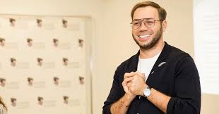 Его коллекции получают бешеную популярность, а все отечественные красавицы прислушиваются к ценным советам модельера. Mechty Sbyvayutsya Istoriya Uspeha Ot Andre Tana Nacionalnyj Bank Novostej