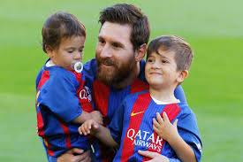 In his recent interview to marca lionel messi told, that he lives a normal family life, like any other human being. Beim Spiel Des Fc Barcelona Messi Sohn Mit Diesem Niedlichem Fauxpas Tag24