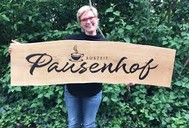 Lassen sie sich von unseren musterschildern unten inspirieren oder beginnen sie direkt mit der gestaltung ihres. Holzschild Turschilder Aus Holz Baumscheibe Kaufen