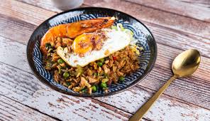 Nah, sekarang nasi goreng biasa tapi enak siap untuk disajikan. Cara Memasak Nasi Goreng Kekinian Dengan 7 Topping Paling Hitz