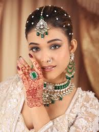 Dazzle through the evening with this statement glam Enroll now & perfect  your cocktail/reception artistry with us. Call now: 9999702545,9810432588