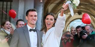 Laura Wontorras Hochzeit Mit Simon Zoller Brautkleid Wird Exklusiv Von Designer Geschneidert Express De