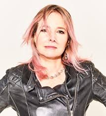 Lovely day filming with @theAliceRoberts for new series of  ‪#DiggingForBritain. Talking Burghead Big Dig @BurgVisit and showing finds  from the #HESsupported @HistEnvScot @LeverhulmeTrust funded excavations led  by @UoA_Archaeology. #ScotArchStrat ‬