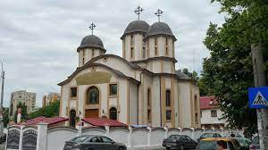 Biserica mai este cunoscută şi sub numele de „biserica dintre brazi. Bucuresti Biserica Sfintii Apostoli Petru Si Pavel Mapio Net