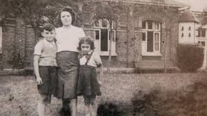 Bonjour, je cherchais une base de travail pour aborder la 2de guerre mondiale à 2 semaines de la fin des cours et je suis tombée sur ton travail, je vais utiliser ton dossier. David Alias Daniel L Un Des Enfants Juifs Caches Dans La Pevele En 1942 1943