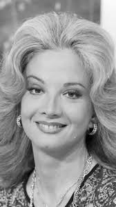 Não resisti! Com a chegada da novela (Espelho Mágico-1977) em fragmentos no  streaming da globo, compartilho com vocês mais algumas fotos da personagem  Leila Lombardi que interpretava Rosana na novela, ...