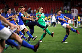 Enquanto seus jogadores curtem o descanso, o verdão recebe nesta semana a seleção italiana feminina de já o presidente arnaldo tirone recebeu um conjunto de camisas da seleção italiana. Sic Noticias As Imagens Do Mundial De Futebol Feminino Em Franca