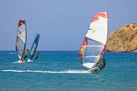 Los deportes acuáticos son todas aquellas modalidades deportivas que pueden ser realizadas por una persona encima o debajo del agua sin importar sin son. Deportes Acuaticos Mas Practicados Conocelos Y Disfruta Del Verano