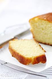 Gateau Au Yaourt Semoule Amandes Et Rose Juste Sublime Un Dejeuner De Soleil Semolina Cake Desserts Cake Desserts