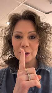 Midt i forestillingen #behindthescenes @askerkulturhus @larsmonsenofficial  feirer #friluftslivetsår @johannesgroth @olveflakne