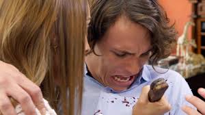 Rosalía decide acabar con la vida de su novio. Enloquecida en celos, le  hace saber que si él no es de ella, no lo será de nadie., 🌹 #LaRosa  Disfruta el capítulo completo "Una Falsa Princesa" #LaRosa ...