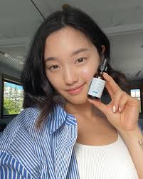 No filter and no makeup (except brows lol) ✔️Been supes consistent with my  routine and applying @skinceuticals C E Ferulic every morning to keep my  bright and glowy complexion. Sun protection is