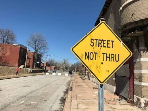 What does a 'no thru traffic' sign mean?