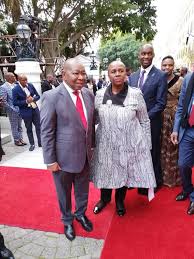 Blade nzimande, nozipho alice ve mozambik'ten shangaan bir bitki uzmanı olan phillip sphambano'nun üç çocuğundan biriydi. Dr Blade Nzimande And His Wife Sisi Anc Eastern Cape Facebook