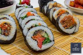 A kimbap (gimbap) hasonlóképp készül, mint a makizusi, a főtt rizst és az egyéb hozzávalókat tengeri hínárlapokba (kim (gim)) tekerik és felszeletelik.a japán előddel ellentétben azonban a rizs főzéséhez nem rizsecetet használnak, hanem szezámolajat, és ezzel a kim (gim) et is vékonyan megkenik. Kimbap Korean Rice Roll Recipe Japanese Korean Recipes