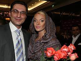 Однако позднее оказалось, что роскошная церемония бракосочетания, которая обошлась влюбленным в 1,5 миллиона евро, была фиктивной, а супруги жили в. Svadba I Razvod Anastasiya Volochkova I Igor Vdovin Tv Centr Oficialnyj Sajt Telekompanii