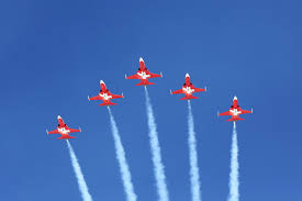 The traditional feminine suissesse is often replaced with suisse used as a female noun. Patrouille Suisse Nimmt Training Wieder Auf Sky News