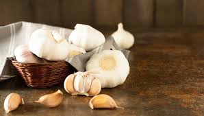 Bawang merah selalu menghasut ibunya untuk memperbudak bawang putih untuk merapihkan rumahnya. 7 Dampak Buruk Kebanyakan Bawang Putih Bagi Kesehatan