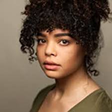 Beth Davenport (played by Lydia West) outfits