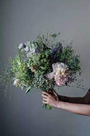 除了圆形手捧 这么多美腻的手捧花你都没有见过 时尚新娘 传送门 flowers spring wedding flowers flower arrangements