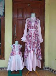 See your favorite pink dresses and light pink dresses discounted & on sale. Inspirasi Baju Couple Ibu Dan Anak Pertiwi Rumahjahitonline Madebyorder Model Pakaian Model Pakaian Muslim Gaun Perempuan