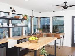 Life In A Floating Home Renovation Maison Maison Flottante Hangar A Bateaux