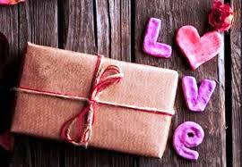 Untuk perempuan, inspirasi ide kadonya yang pertama ada dompet unik yang berkualitas. 10 Tips Memilih Hadiah Wisuda Kekinian Yang Unik Dan Berkesan