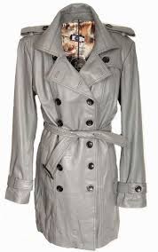 Has shoulder pads, light pink tortoiseshell buttons down the front and cuffs, pockets at the hips. Trench Coat Comme Manteau De Cuir Veritable En Gris Be Noble